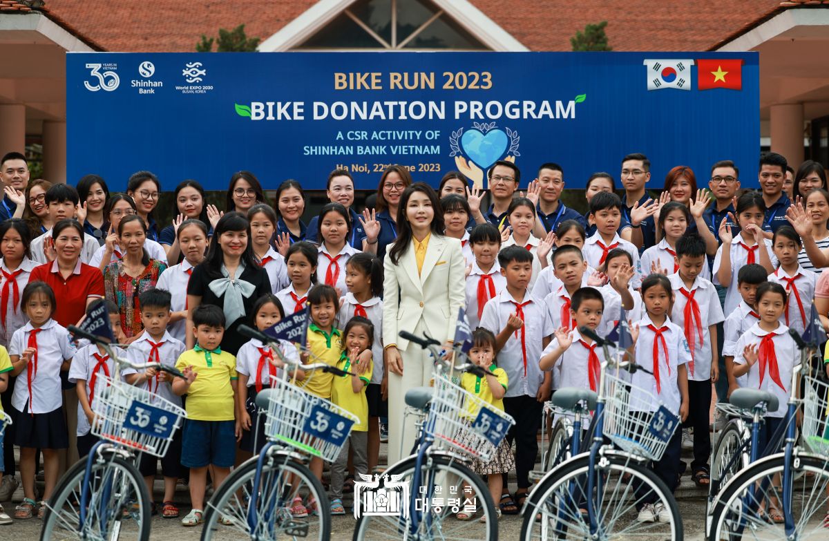 김건희 여사, '바이크 런(Bike Run)' 자전거 기부 행사 참석