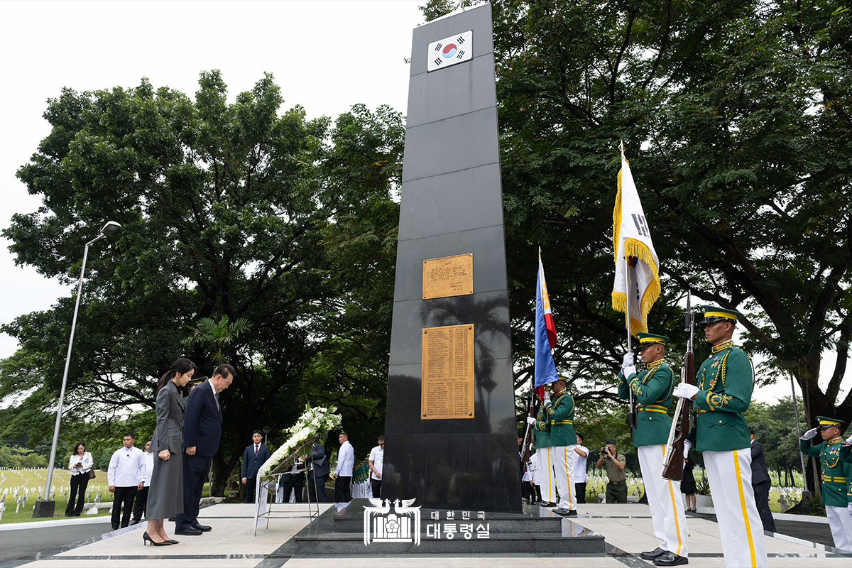 한국전 참전기념비 헌화