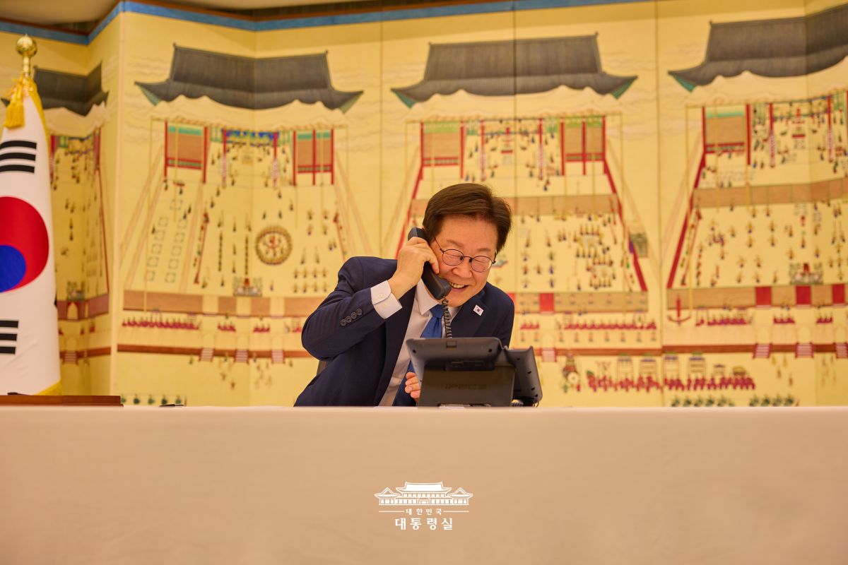 자파로프 키르기스스탄 대통령과 취임 후 첫 통화를 가졌습니다. 썸네일