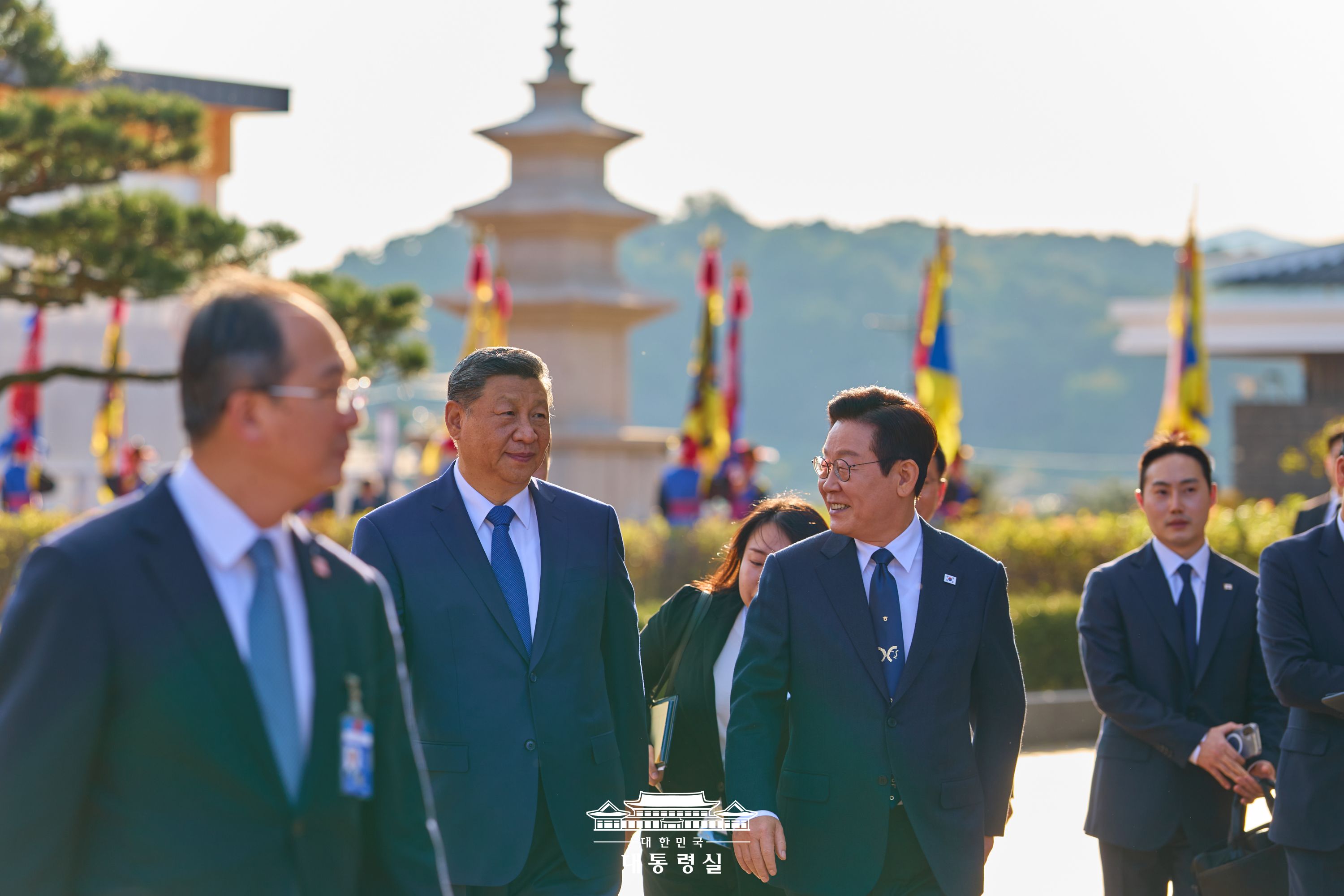 깊은 우정과 역사를 바탕으로 공동번영을 향해 함께 나아갑니다 슬라이드3