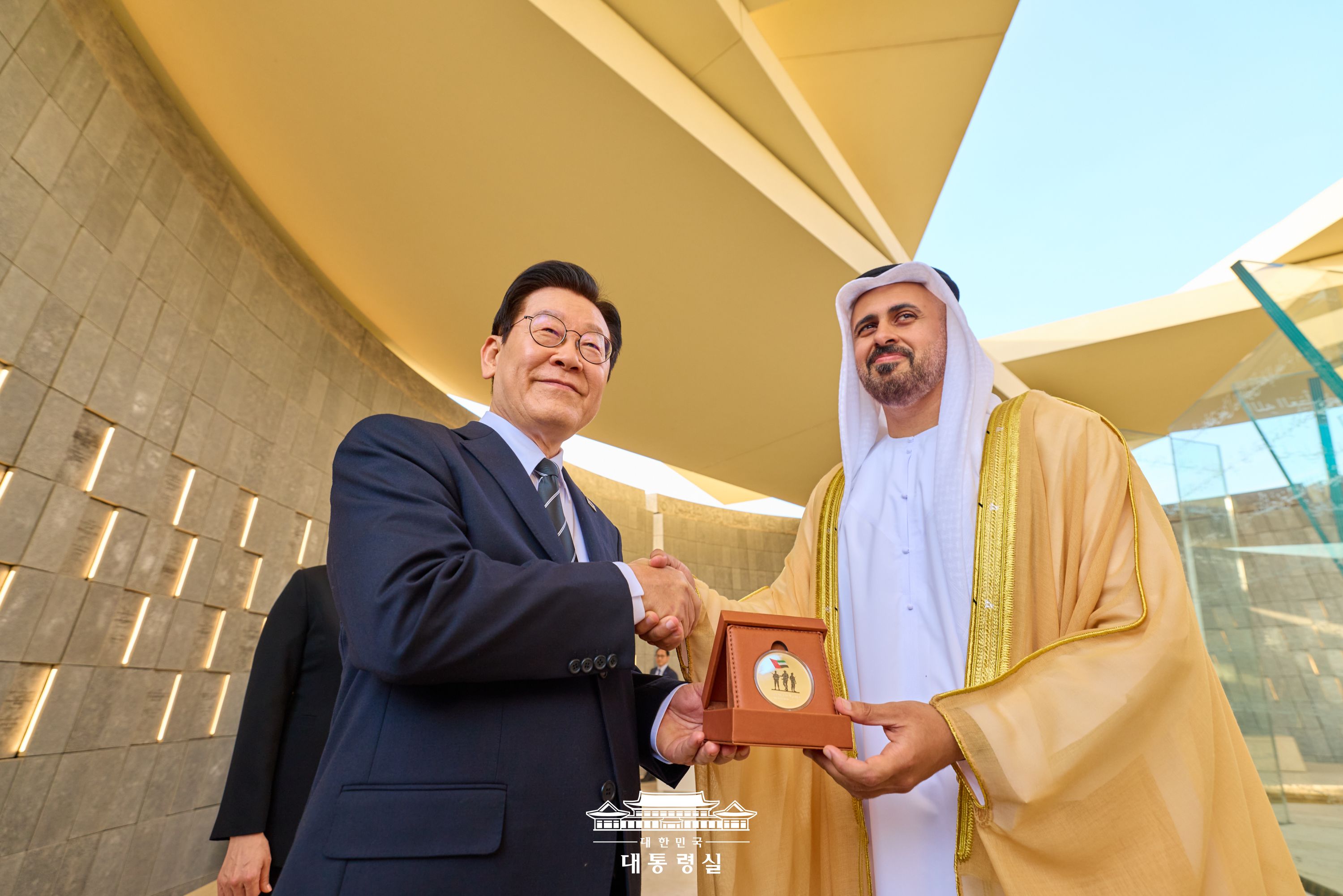 UAE의 번영을 만든 평화의 정신, 그 길을 함께 걷습니다. 슬라이드2