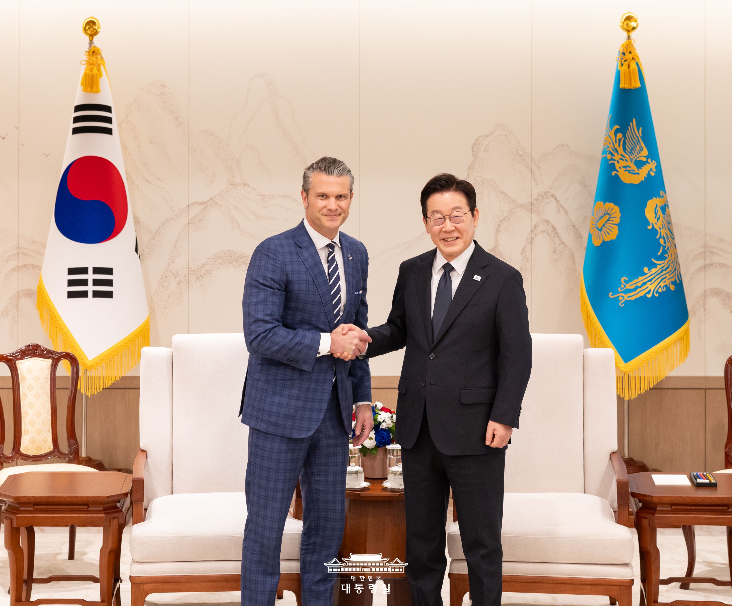 굳건한 한미동맹 관계를 통해 한반도와 전 세계 평화에 이바지하겠습니다. 슬라이드1