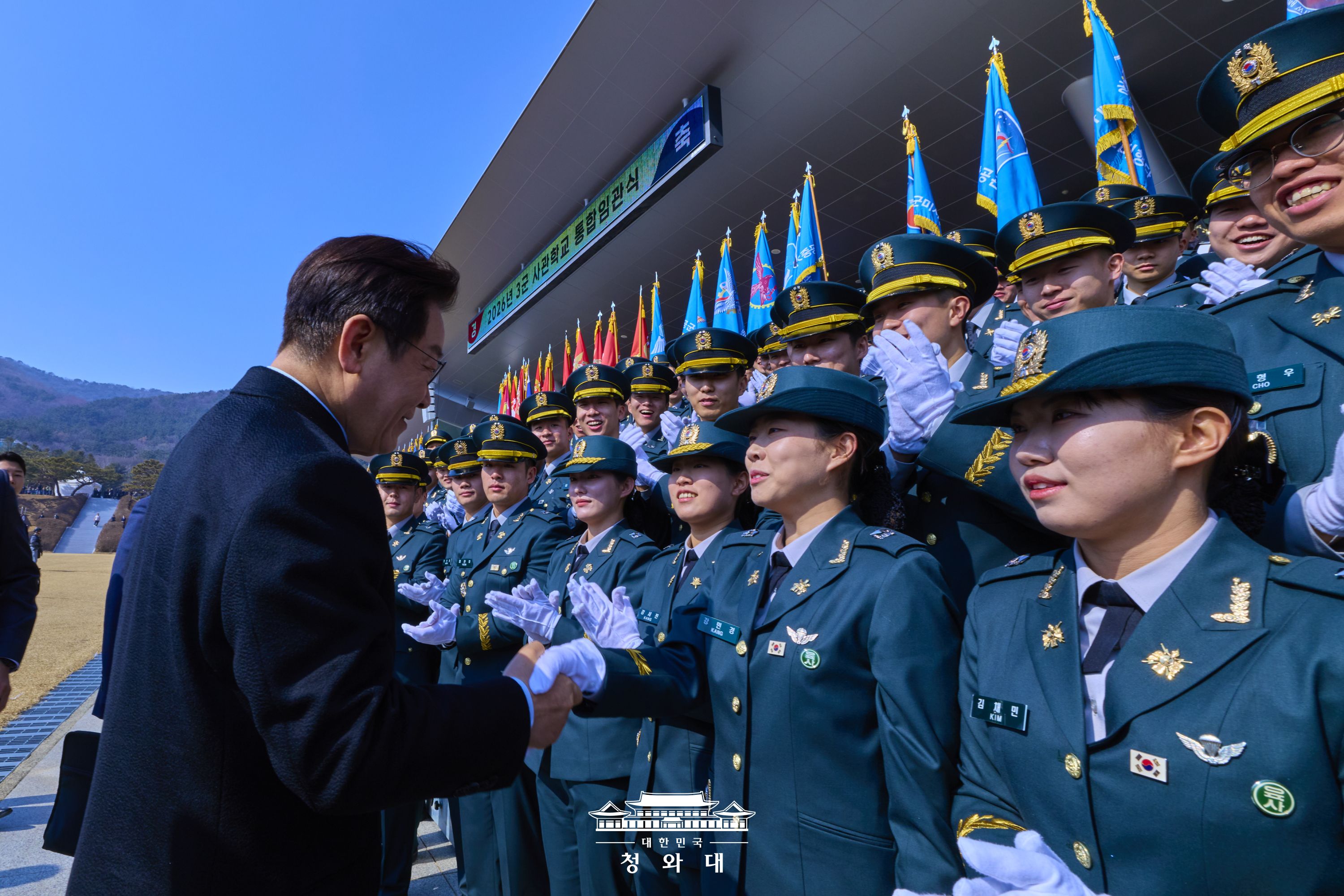 신임 장교 여러분의 앞날을 힘차게 응원합니다 슬라이드3