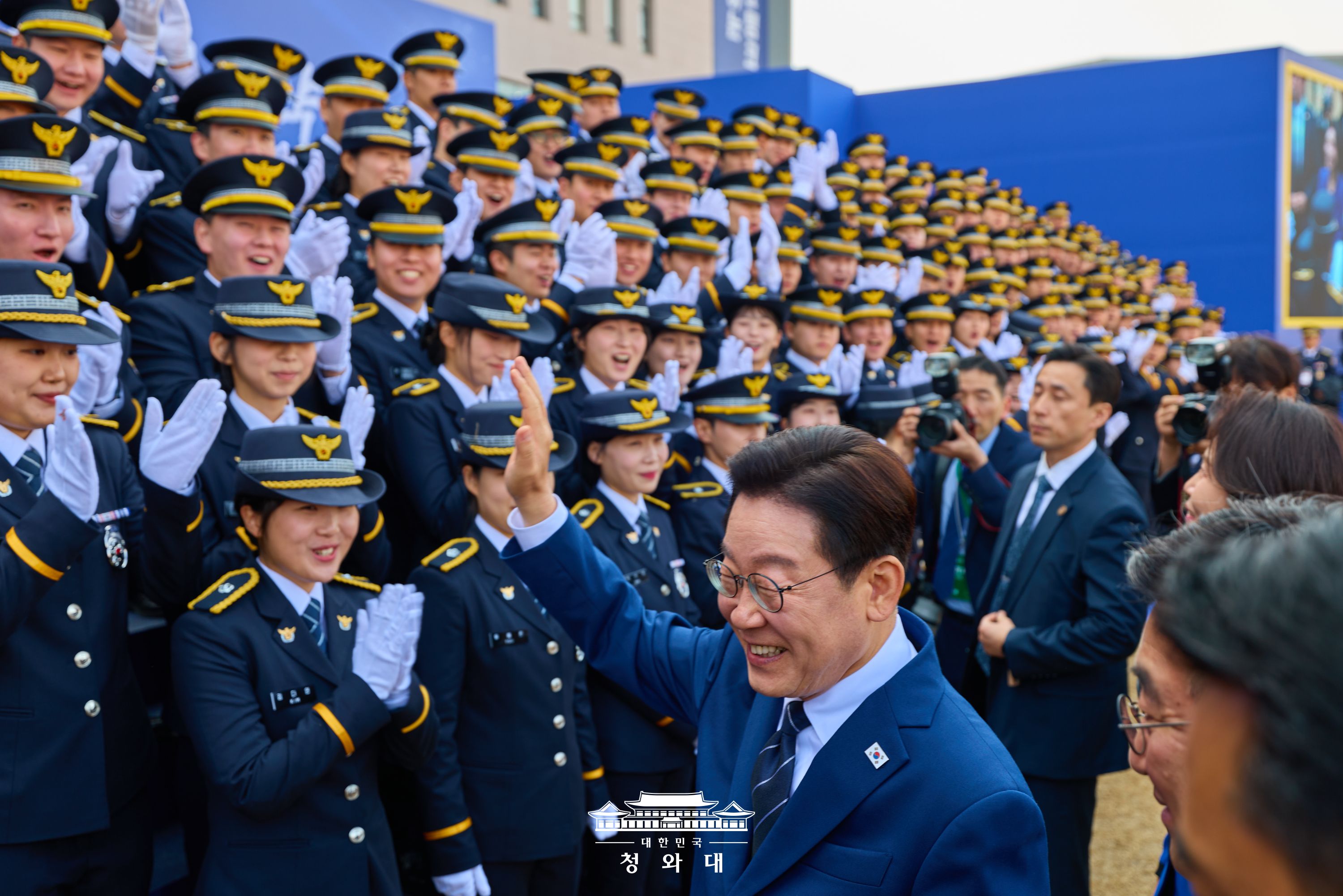 신임 경찰 여러분의 임용을 온 국민과 함께 축하합니다 슬라이드4